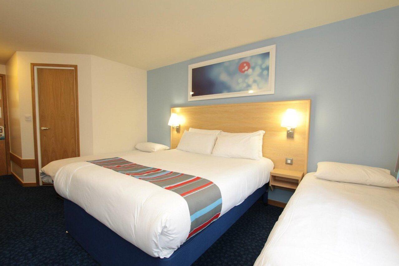 Travelodge Glossop Bagian luar foto